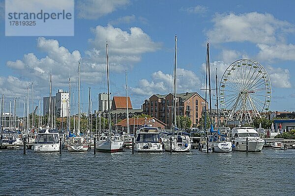 Boote  Yachthafen  Riesenrad  Heiligenhafen  Schleswig-Holstein  Deutschland  Europa