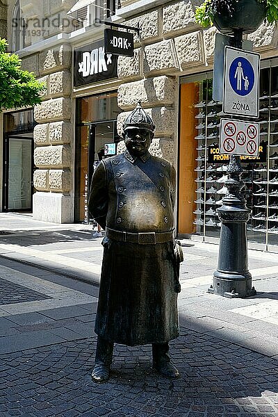 Zrinyi utca  Polizist Statue  Budapest V. kerület  Budapest  Ungarn  Europa
