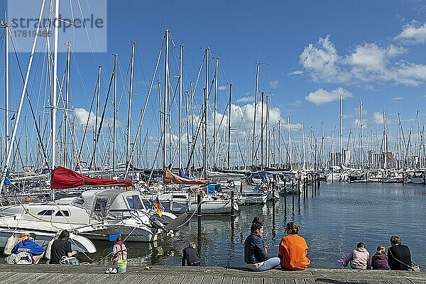 Boote  Menschen  Yachthafen  Halbinsel Steinwarder  Heiligenhafen  Schleswig-Holstein  Deutschland  Europa