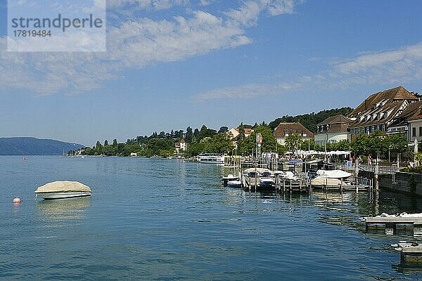 Schiffe und Gebäude am Landungsplatz  Überlingen  Bodensee  Baden-Württemberg  Deutschland  Europa