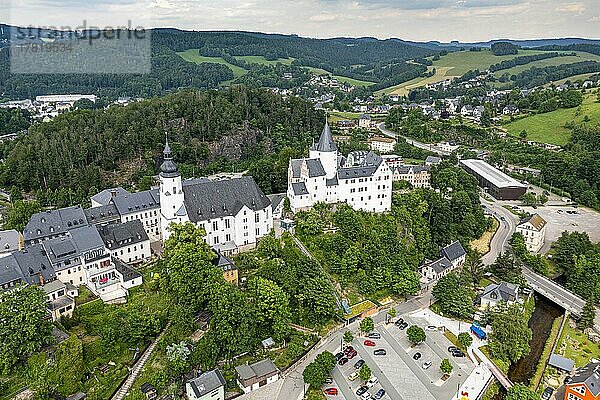 Luftaufnahme der St. -Georgen Kirche und des Schlosses  Unesco-Stätte Erzgebirge  Stadt Schwarzenberg  Sachsen  Deutschland  Europa