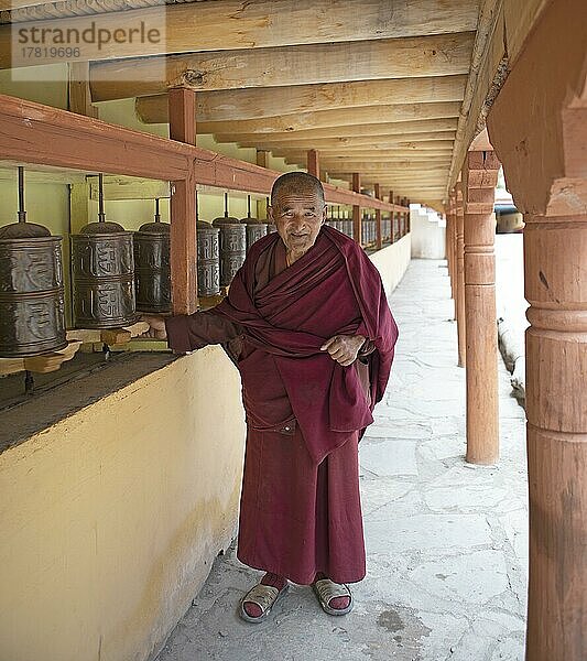 Ein Mönch mit Gebetsmühlen an einer Wand des Hemis Gompa  Hemis  Indien  Asien