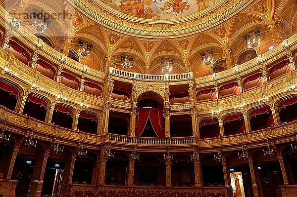 Oper  Theaterraum  Kaiserloge  Innenansicht  VI. Budapester Bezirk  Budapest  Ungarn  Europa