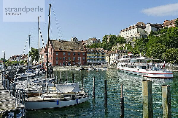 Ausflugsschiff und Gredhaus am Hafen  Meersburg  Bodensee  Baden-Württemberg  Deutschland  Europa