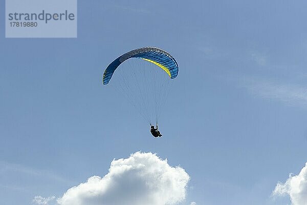 Paraglider vor Wolkenhimmel  Baden-Württemberg