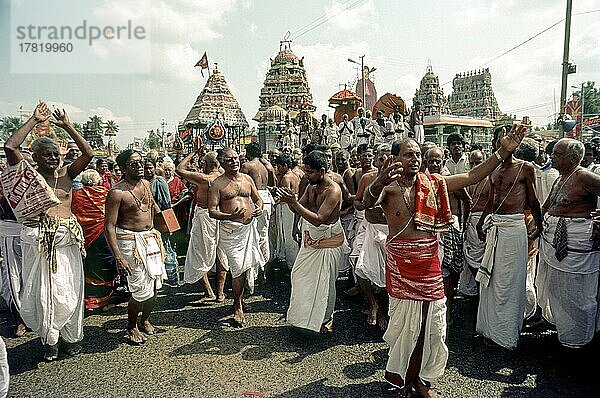 Prozession der Bhajan-Truppe um den Mahamakham-Tank während des Mahamakham Mahamaham Mahamagam-Festivals in Kumbakonam  Tamil Nadu  Indien  Asien