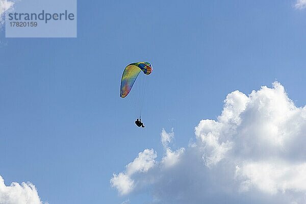 Paraglider vor Wolkenhimmel  Baden-Württemberg