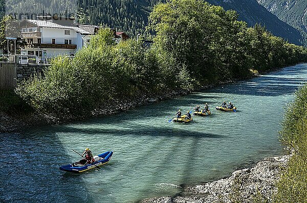 Wassersportler beim Rafting  Lech  Vorarlberg  Österreich  Europa