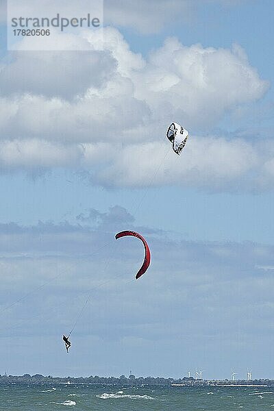 Kitesurfer springt  Halbinsel Steinwarder  Heiligenhafen  Schleswig-Holstein  Deutschland  Europa