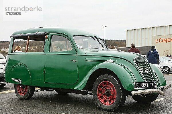 Peugeot 202 der 30er Jahre in einer Version als Kleinlaster bei einem Oldtimertreffen in Landernau  Departement Finistere Penn-ar-Bed  Region Bretagne Breizh Frankreich