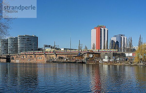 Holzmarkt Strandbar an der Jannowitzbrücke  Holzmarktstraße  Berlin-Mitte  Deutschland  Europa