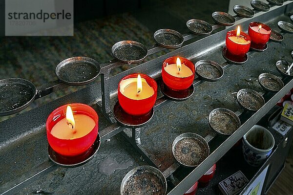 Opferkerzen  Heiliggeistkirche  Oberjoch  Allgäu  Bayern  Deutschland  Europa