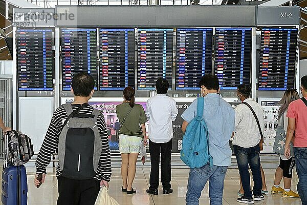 Anzeigetafel Flugverbindungen Abflüge  Passagiere  Bangkok  Thailand  Asien