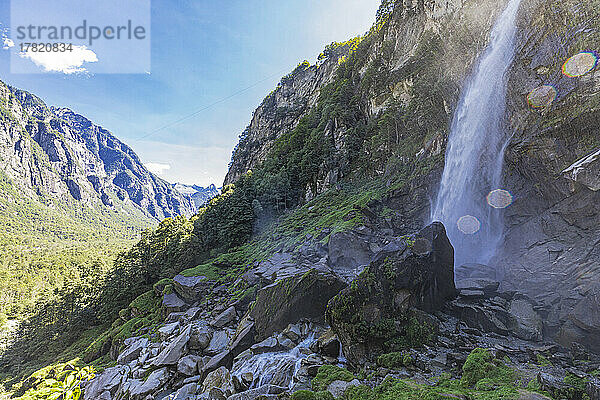 Foroglio-Wasserfall plätschert auf Felsen im Tal