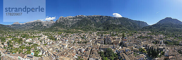 Spanien  Balearen  Soller  Helikopterblick auf die Stadt im Serra de Tramuntana-Gebirge im Sommer
