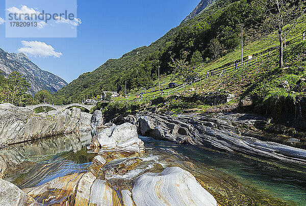 Schweiz  Tessin  Lavertezzo  Fluss Verzasca  der im Sommer durch Valle Verzasca fließt