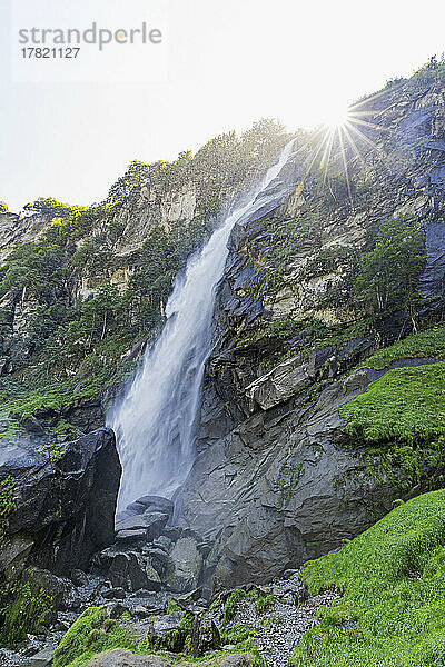 Malerische Aussicht auf den Foroglio-Wasserfall  der vom Berg fließt