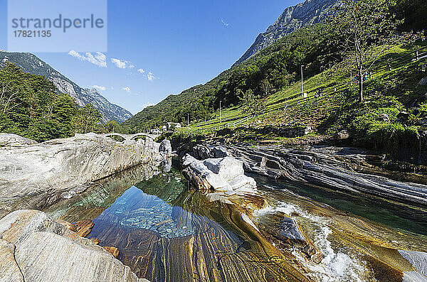 Schweiz  Tessin  Lavertezzo  Fluss Verzasca  der im Sommer durch Valle Verzasca fließt