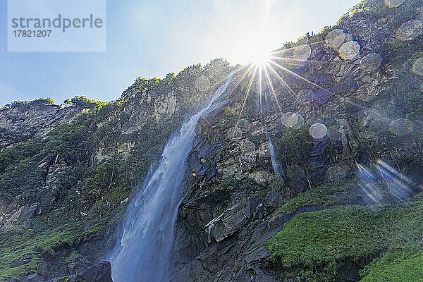 Foroglio-Wasserfall an einem sonnigen Tag
