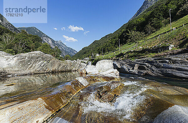 Schweiz  Tessin  Lavertezzo  Fluss Verzasca  der im Sommer durch Valle Verzasca fließt