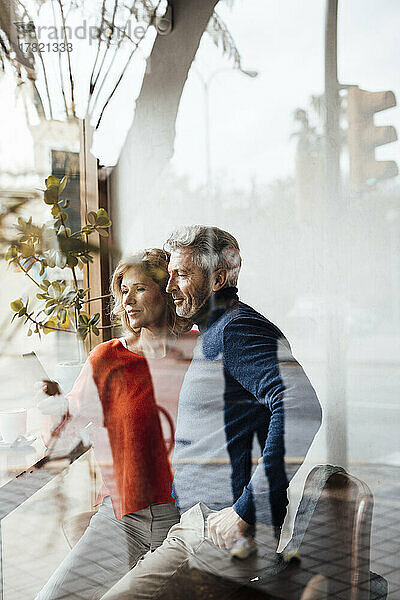 Paar zusammen im Café durch Glas gesehen