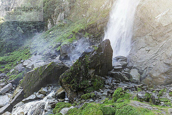 Foroglio-Wasserfall plätschert auf Felsen