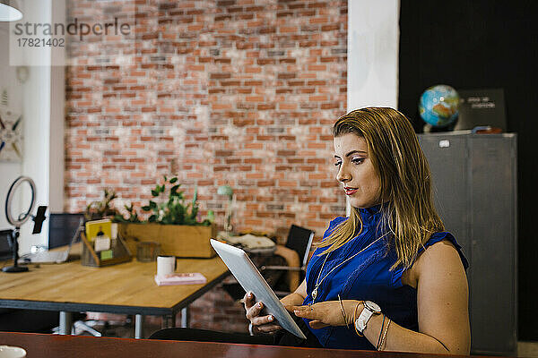 Junge Geschäftsfrau nutzt Tablet-PC im Büro
