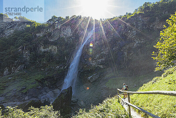 Älterer Mann wandert an einem sonnigen Tag in der Nähe des Foroglio-Wasserfalls