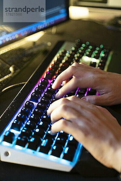 Hände von Menschen  die Tastaturen benutzen