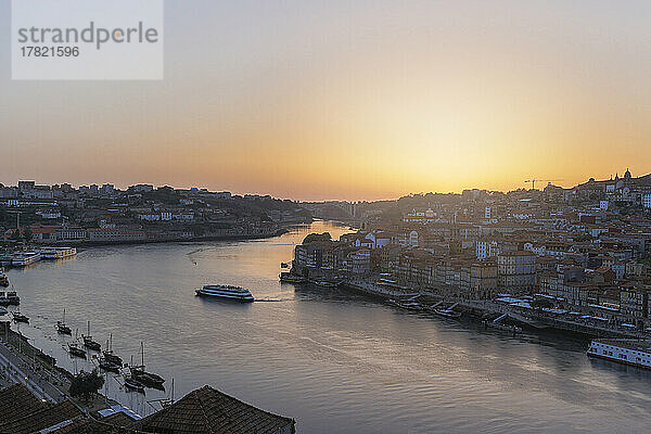 Portugal  Distrikt Porto  Vila Nova de Gaia  Fluss Douro und die umliegende Stadt bei Sonnenuntergang