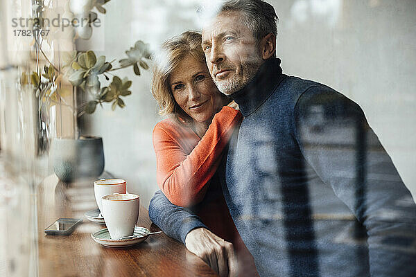 Lächelnde Frau mit Mann im Café