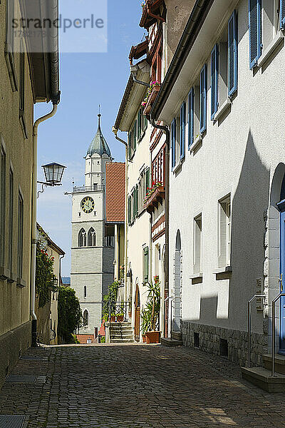Deutschland  Baden-Württemberg  Überlingen  Kopfsteinpflastergasse mit Glockenturm der Sankt-Nikolaus-Kirche im Hintergrund
