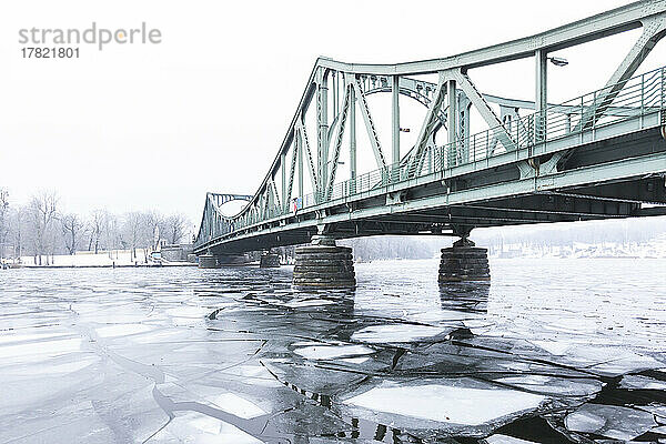 Deutschland  Brandenburg  Potsdam  Eis schwimmt in der Havel mit der Glienicker Brücke im Hintergrund