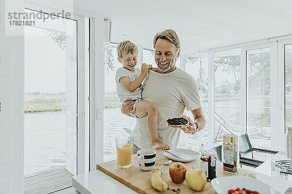 Glücklicher Vater mit Sohn beim Frühstück zu Hause