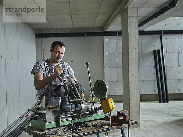 Reifer Klempner  der auf der Baustelle arbeitet