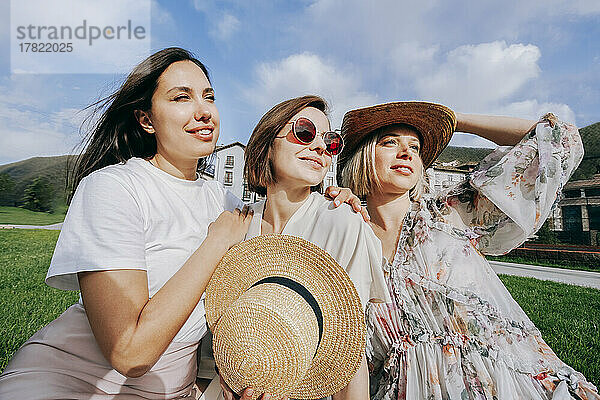 Lächelnde Frauen genießen den sonnigen Tag im Park