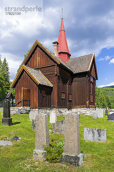 Norwegen  Viken  Rollag  Grabsteine ??vor der mittelalterlichen Stabkirche im Sommer