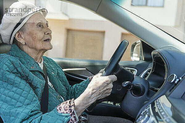 Ältere Frau fährt Auto auf der Straße