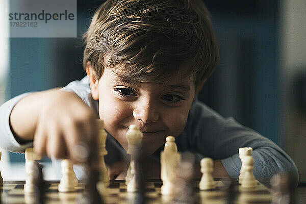 Junge spielt zu Hause Schach
