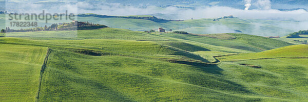 Italien  Toskana  Volterra  Panoramablick auf die grüne Hügellandschaft an einem nebligen Morgen