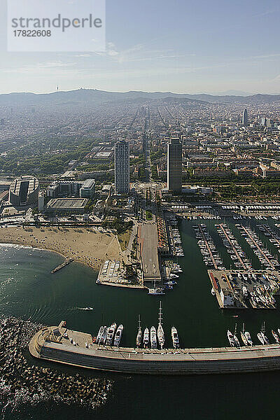 Spanien  Katalonien  Barcelona  ??Helikopterblick auf den Stadtstrand und den Yachthafen