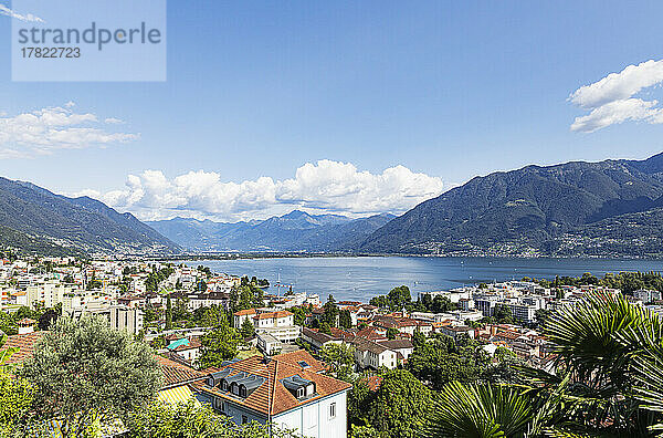 Schweiz  Tessin  Locarno  Stadthäuser mit dem Lago Maggiore und den umliegenden Bergen im Hintergrund