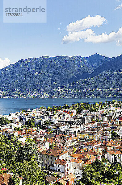 Schweiz  Tessin  Locarno  Stadthäuser mit dem Lago Maggiore und den umliegenden Bergen im Hintergrund
