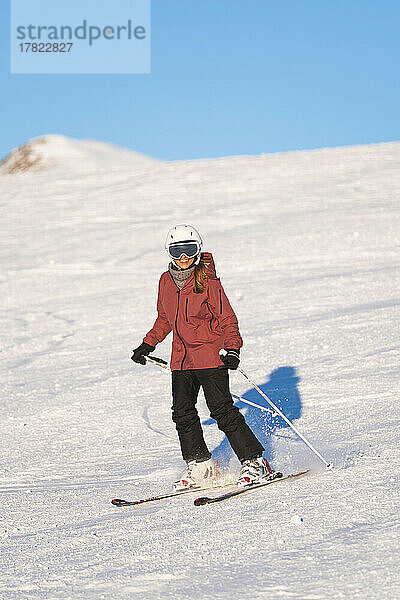 Reife Frau Skifahren im Resort im Urlaub  Baqueira Beret  Pyrenäen  Spanien