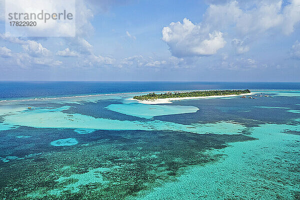 Malediven  Lhaviyani-Atoll  Helikopterblick auf den Indischen Ozean und das Inselresort Kanuhura