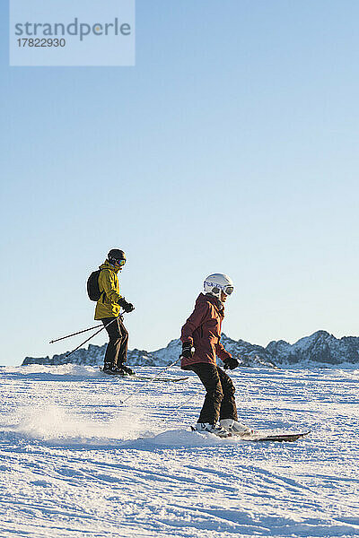 Paar beim Skifahren im Baqueira Beret Resort im Urlaub  Pyrenäen  Spanien