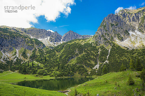 Deutschland  Bayern  malerischer Blick auf den Unteren Gaisalpsee und den Berg Rubihorn im Sommer