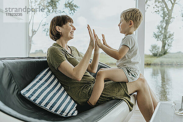 Mutter spielt mit Sohn zu Hause