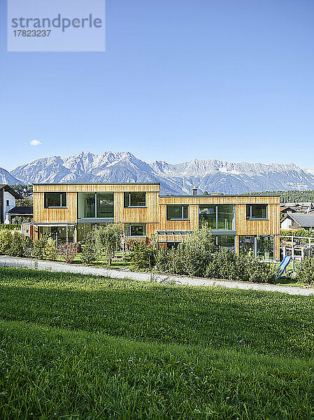 Österreich  Tirol  Fassade eines modernen Doppelhauses in den Bergen