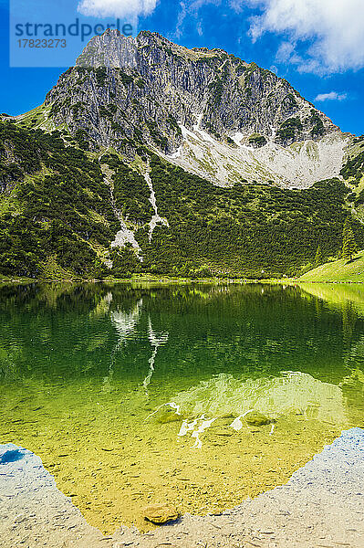 Deutschland  Bayern  malerischer Blick auf den Unteren Gaisalpsee und den Berg Rubihorn im Sommer